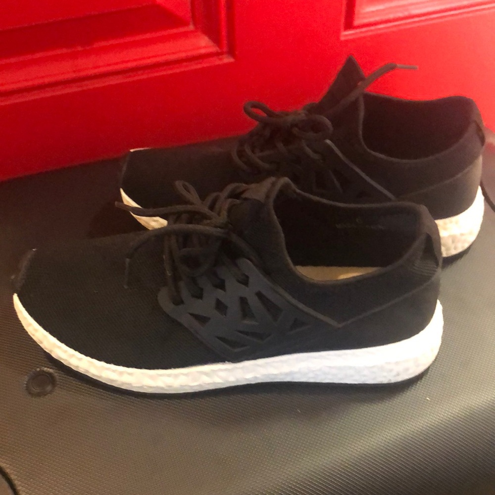 Black tennis shoes women’s size 6